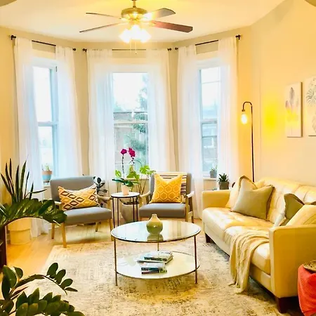 Sunny, Spacious, 3Br 1Ba Davlin Inn Chicago